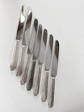 VINTAGE SET OF 7 DINNER KNIVES SILVERPLATE CAVALIER